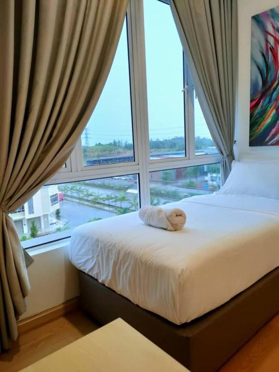 Postel nebo postele na pokoji v ubytování Husfa Modern Oasis Mahkota Valley