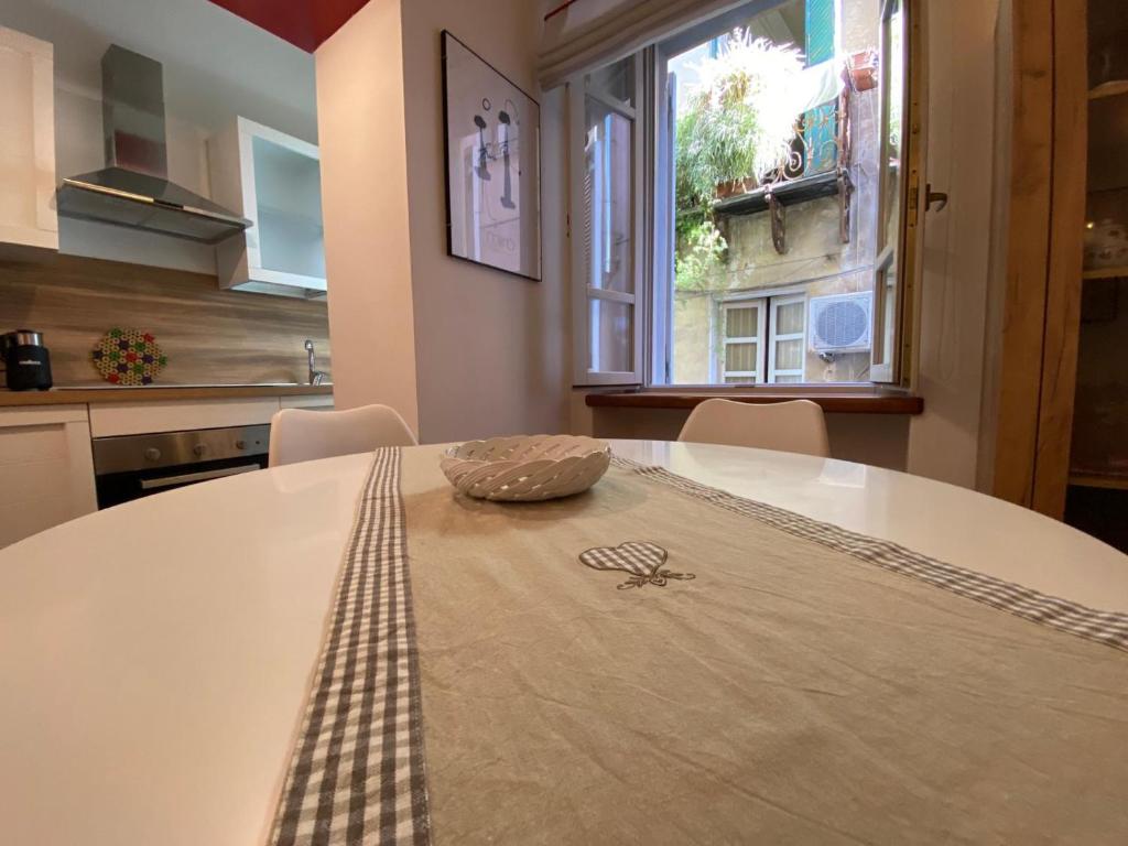 una mesa en una cocina con un tazón encima en PM 2 Via Scano Guest House B, en Sassari