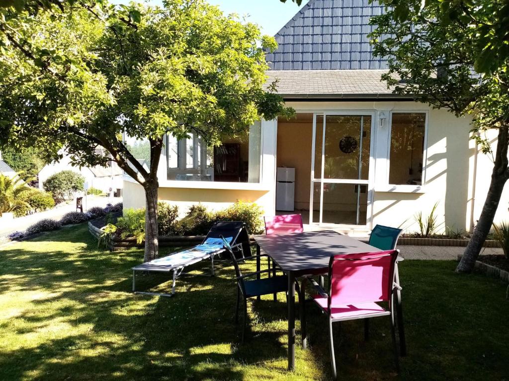 une table et des chaises devant une maison dans l'établissement Comfortable holiday home with garden in quiet location, Binic, à Binic