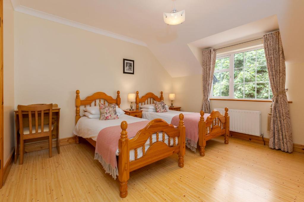 Postel nebo postele na pokoji v ubytování Michaeleen's Manor B&B