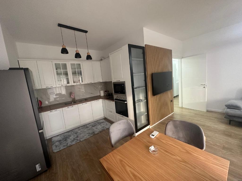 Entire Apartment 2 bedroom, 1 living room, 2 bathrooms at Liqeni artificial, Tirane - Image 4
