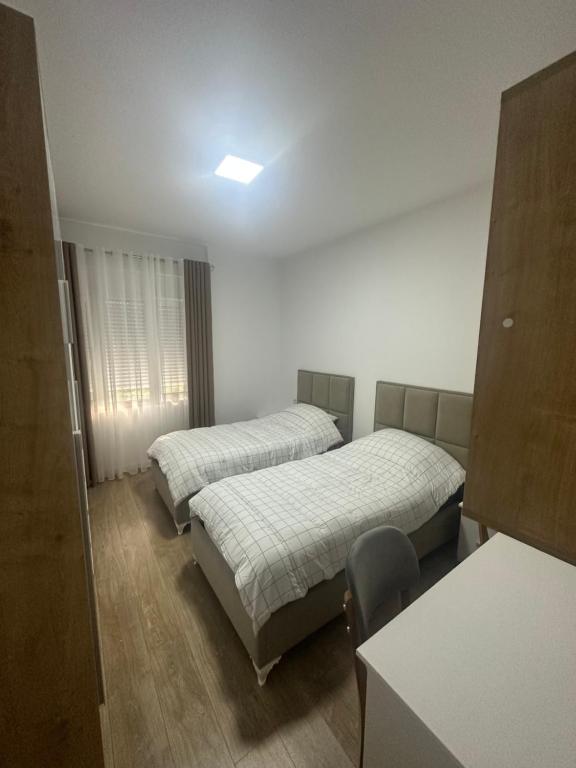 Entire Apartment 2 bedroom, 1 living room, 2 bathrooms at Liqeni artificial, Tirane - Image 6
