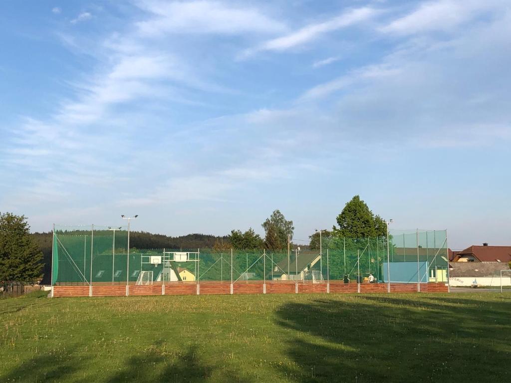 Tenis a/nebo squash v ubytování Apartmán pod Boubínem nebo okolí