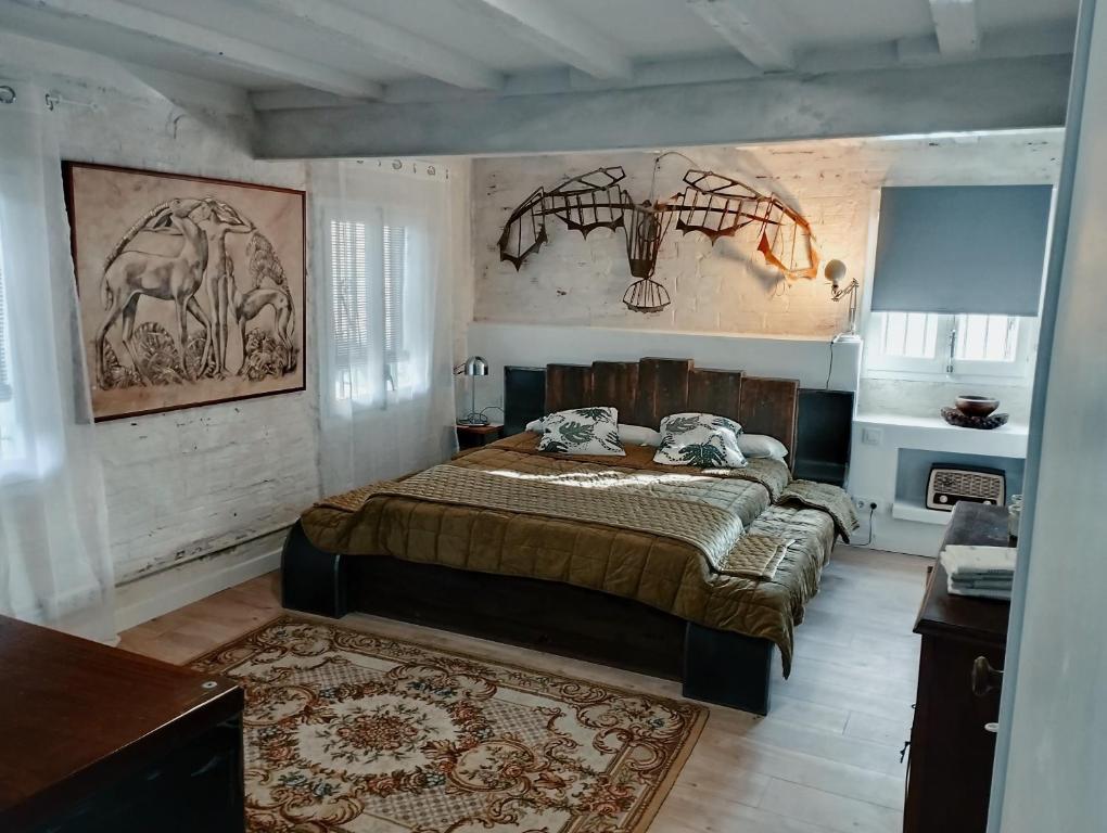 1 dormitorio con 1 cama grande en una habitación en La Fabriqueta Apartament en Ríudecañas
