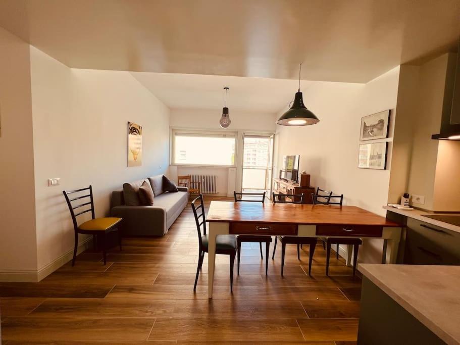 een keuken en een woonkamer met een tafel en een bank bij Luxury apartment Balduina - Casa di Irene in Rome