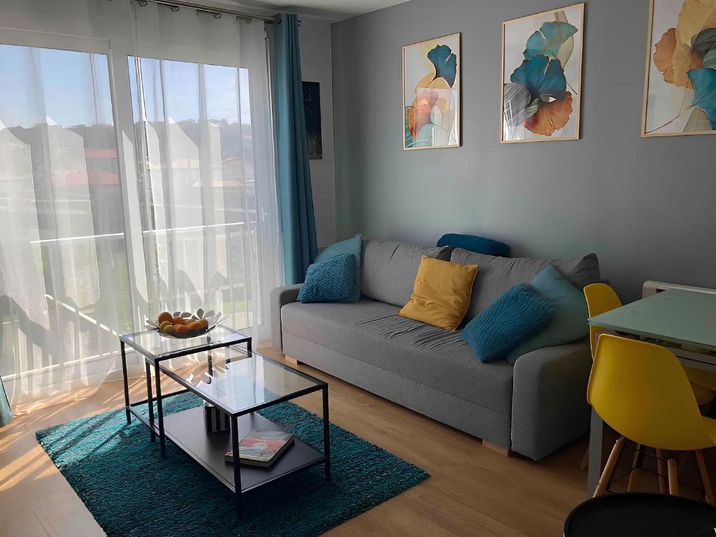 sala de estar con sofá y mesa en Ocean Marbella Beach, en Biarritz