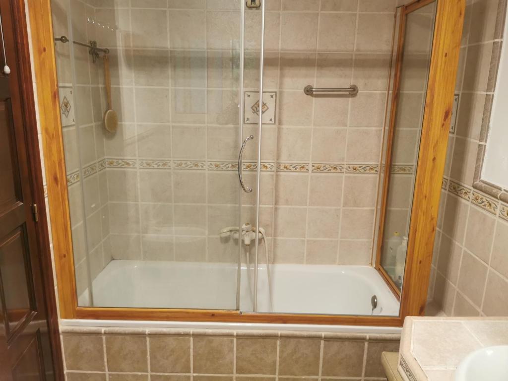 uma casa de banho com um chuveiro e uma banheira branca em Finca Marchequivir em Bernia