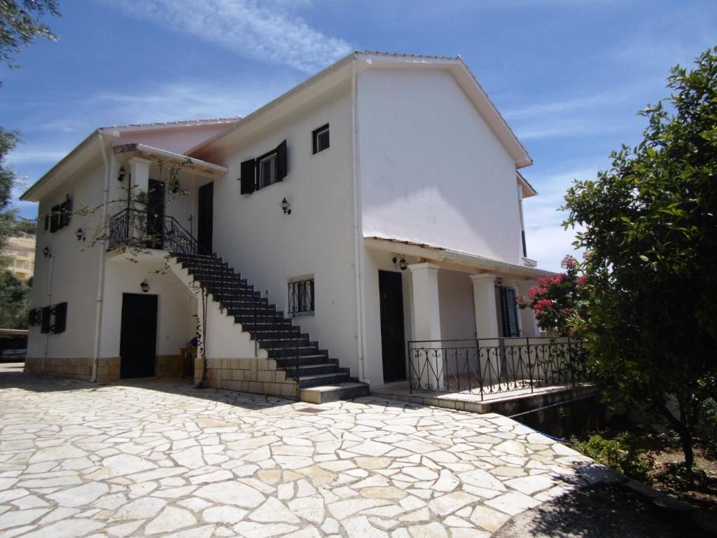 una casa blanca con una escalera delante en Villa Elli Panoramic View, en Ýpsos