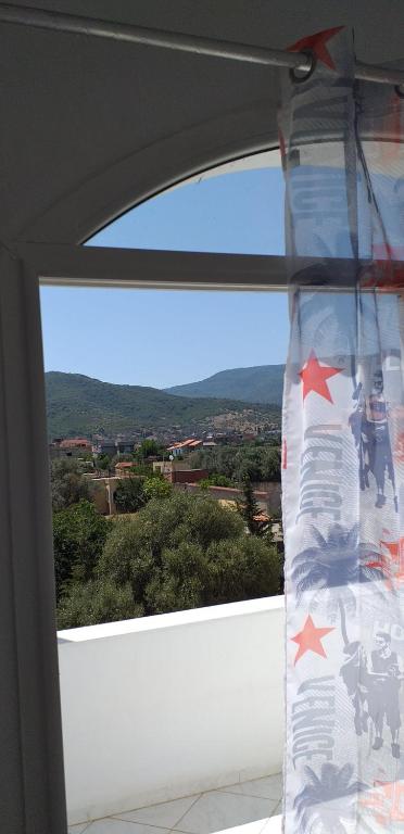 Nespecifikovaný výhled na hory nebo výhled na hory při pohledu z aparthotelu