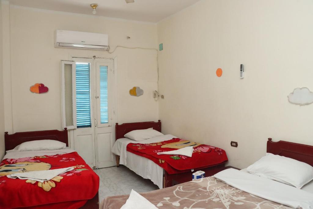 Postel nebo postele na pokoji v ubytování SWEET HOSTEL LUXOR