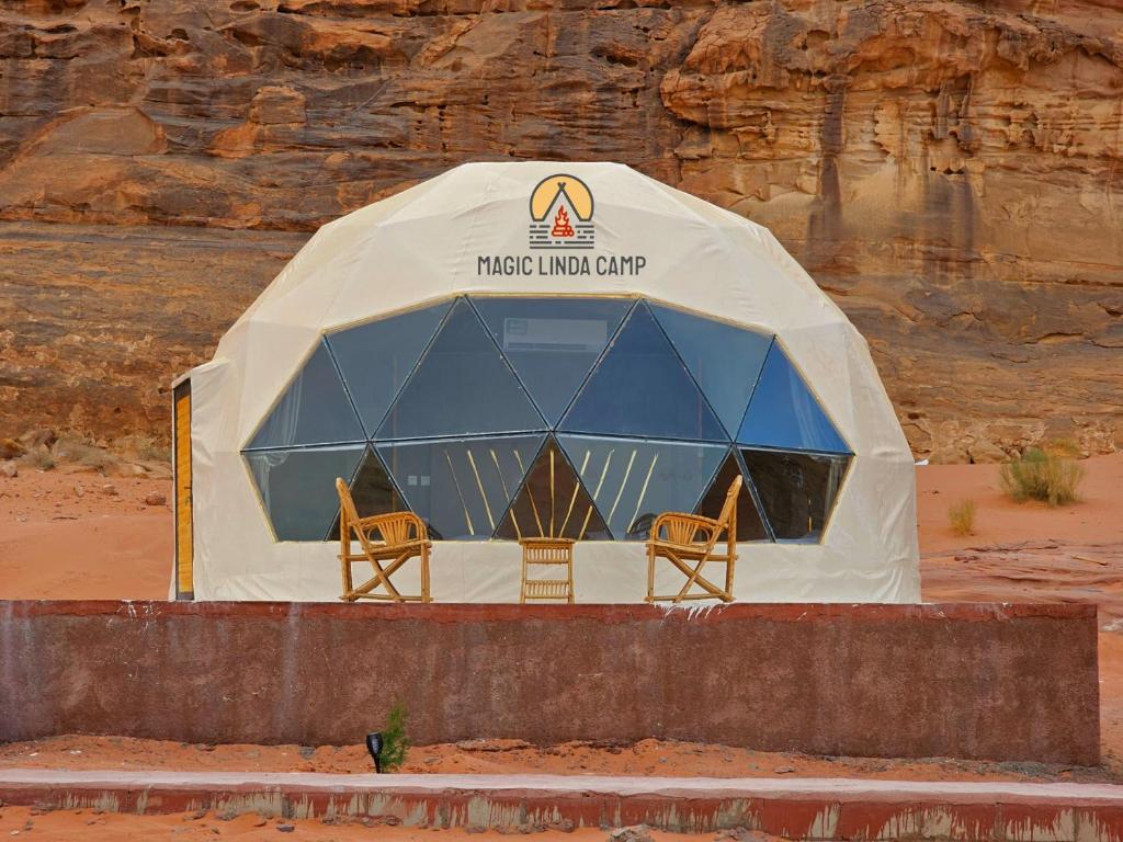 een tent in de woestijn met stoelen erin bij wadi rum,Linda Camp in Wadi Rum