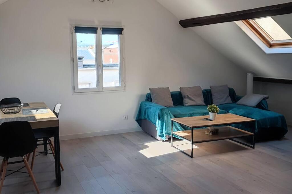 un salon avec un canapé et une table dans l'établissement Appartement F2 : entrée du Havre, au Havre
