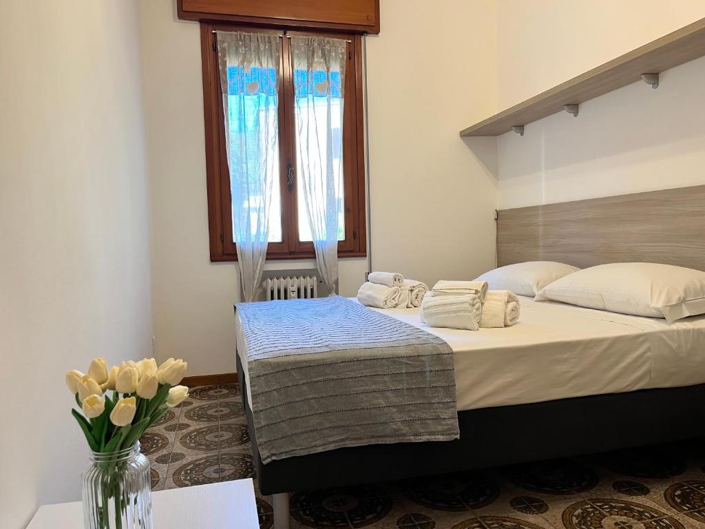 um quarto com uma cama grande e uma janela em All'ombra del Carmine em Pádua