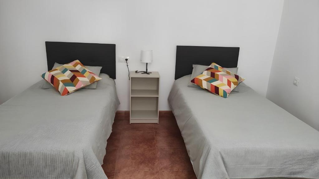 two beds sitting next to each other in a room at San Acacio 22 in Ronda