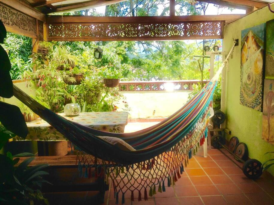 eine Hängematte, die in einem Raum mit einer Veranda hängt in der Unterkunft Apartamento-Galería de arte Cielo y Tierra in Medellín