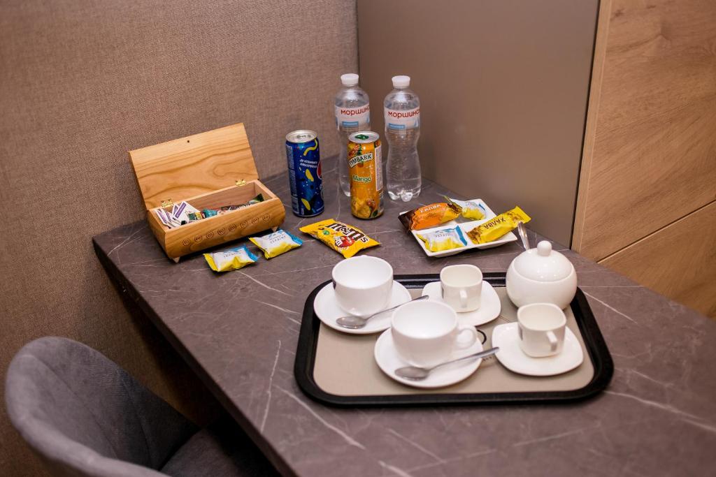 Příslušenství pro přípravu čaje a kávy v ubytování Apart-Hotel CARDINAL