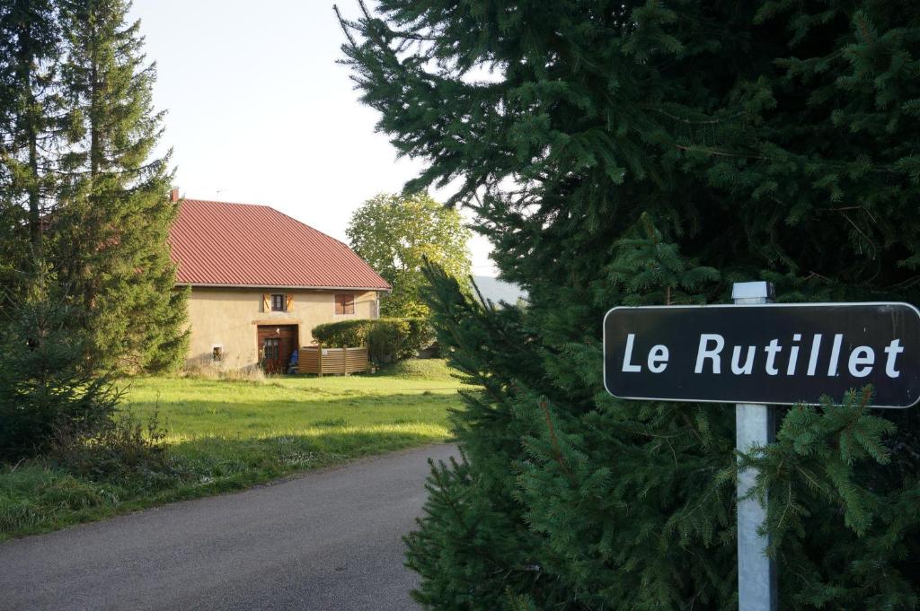 un letrero de la calle frente a una casa en Le Bois gentil, en Foncine-le-Haut
