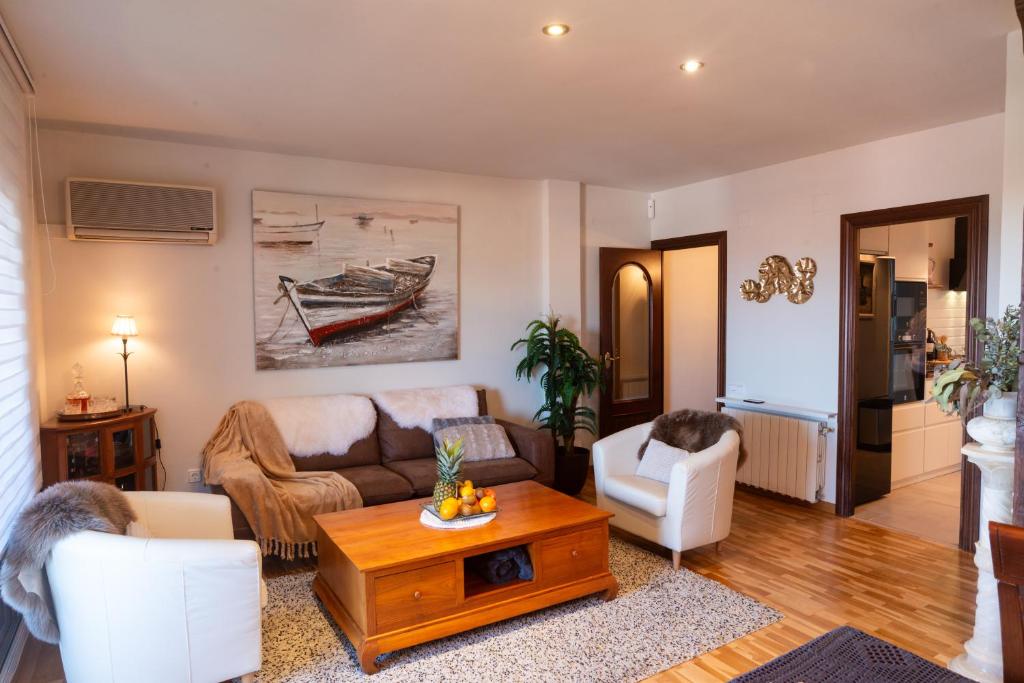 un soggiorno con un divano e un tavolo di La Pastora Lux cerca de Barcelona a Gavà