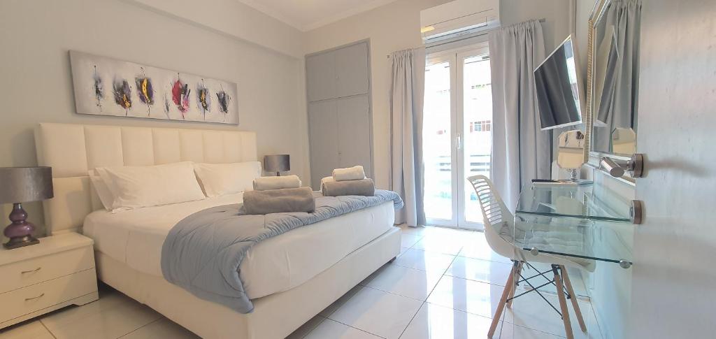 een slaapkamer met een bed, een televisie en een stoel bij Corfu City Center Design Residence in Corfu-stad