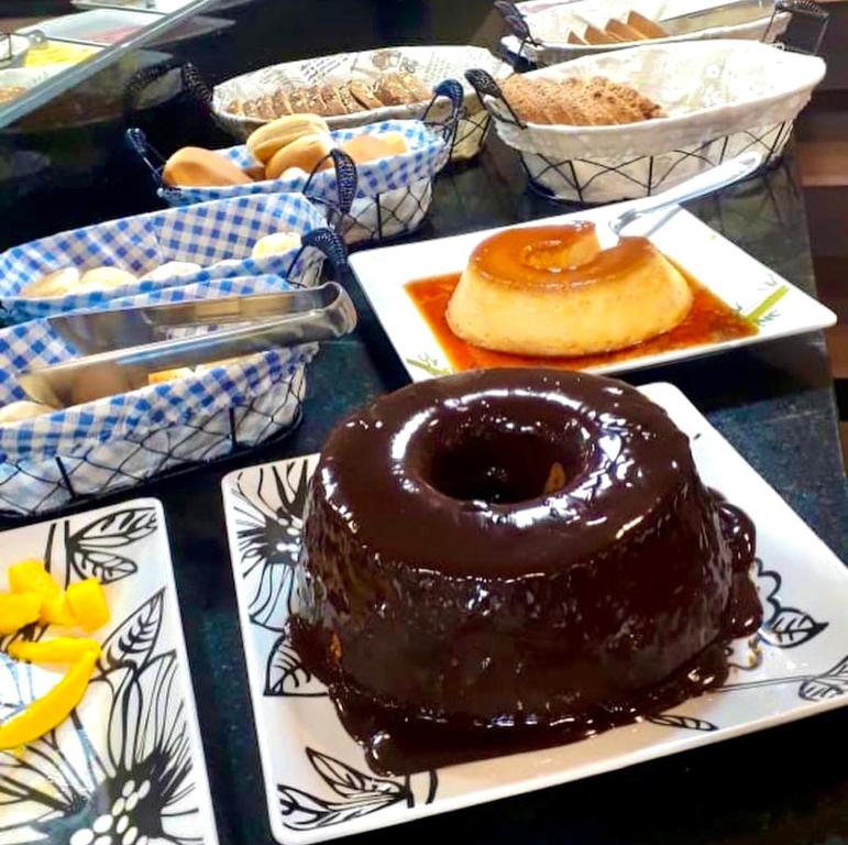 um donut coberto de chocolate sentado numa mesa em Studio Comfort Flamengo no Rio de Janeiro