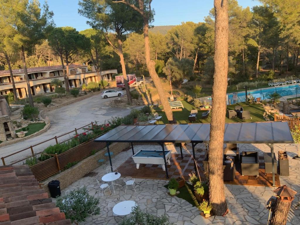 - un pavillon avec une table de pique-nique et un arbre dans l'établissement La Cigalière, au Beausset