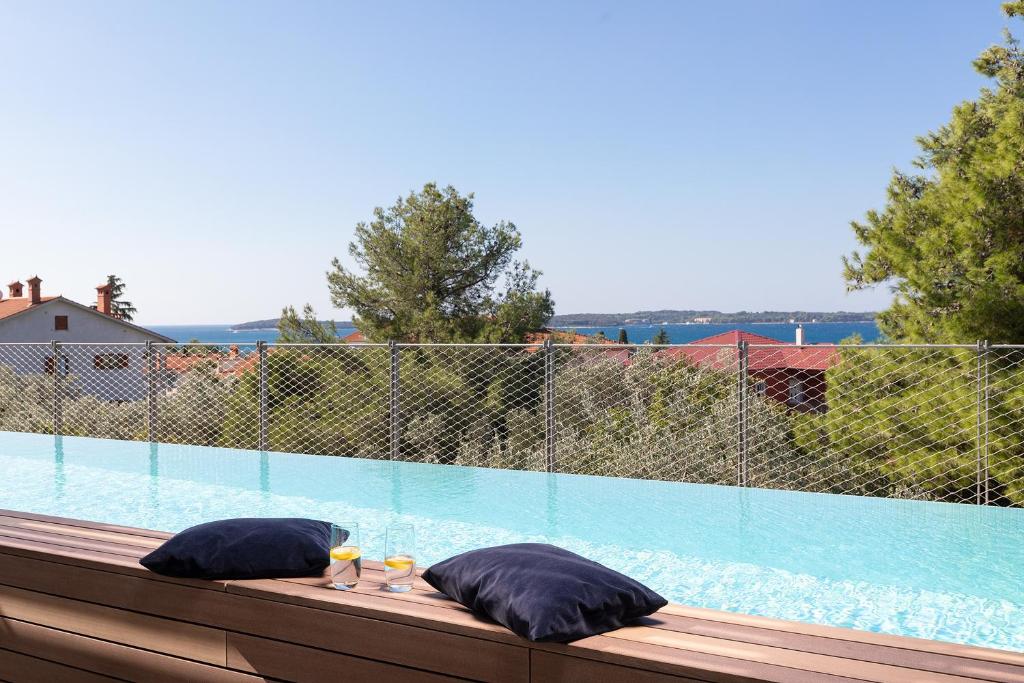 Fotografie z fotogalerie ubytování Casa Arbor Blanco with a see view and heated infinity pool v destinaci Fažana