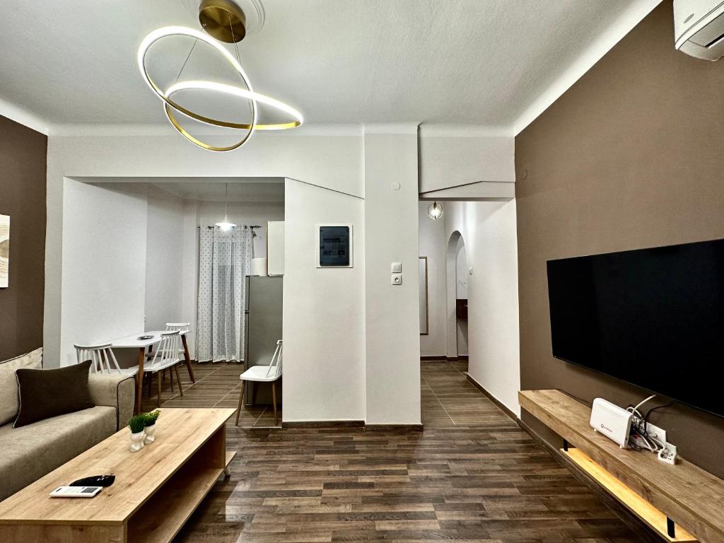 Il comprend un salon doté d'un canapé et d'une télévision à écran plat. dans l'établissement The A&D Urban Central Retreat, à Thessalonique