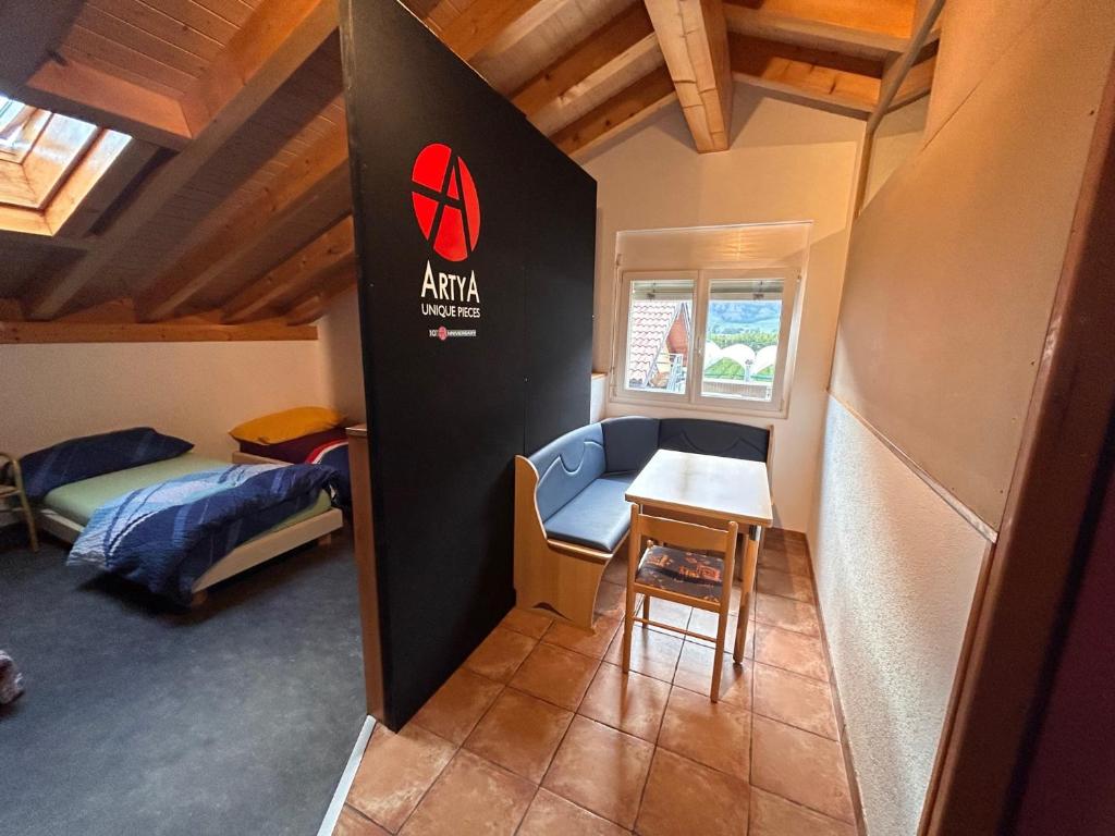 een kamer met een tafel en een bed bij Gite la Cigale lit en dortoir in Saxon