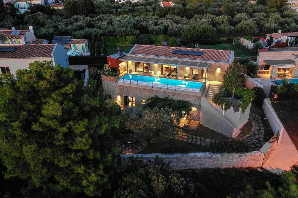 Fotografie z fotogalerie ubytování Casa Arbor Blanco with a see view and heated infinity pool v destinaci Fažana