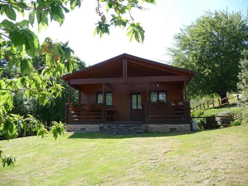 a small wooden cabin on a grassy field at Maldagorri in Ezkurra