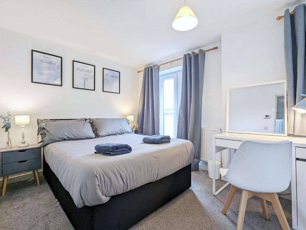 Schlafzimmer mit einem Bett, einem Schreibtisch und einem Stuhl in der Unterkunft Guest Rooms Near City Centre & Anfield Free Parki in Liverpool