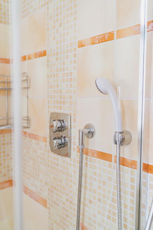 Ein Badezimmer in der Unterkunft Executive 2-Bdrm central suite