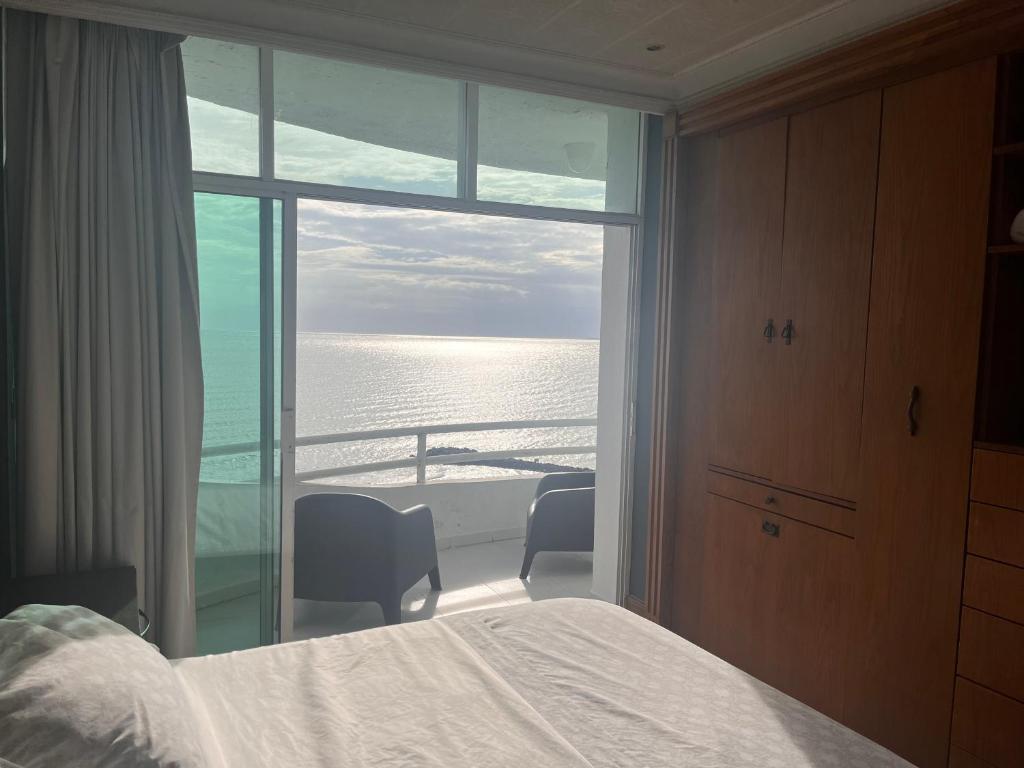 博卡德爾里奧的住宿－Sexto piso y vista al mar，一间卧室配有一张床,享有海景