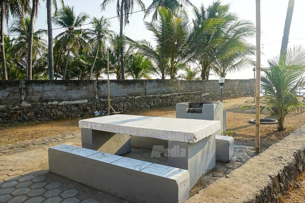 Zahrada ubytování Villa Apedia Anyer, 3 Kamar, Pantai Pasir Putih