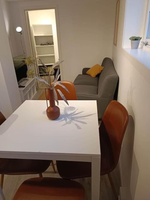 un soggiorno con tavolo e sedie bianchi di Cozy apartment close to downtown a Tromsø