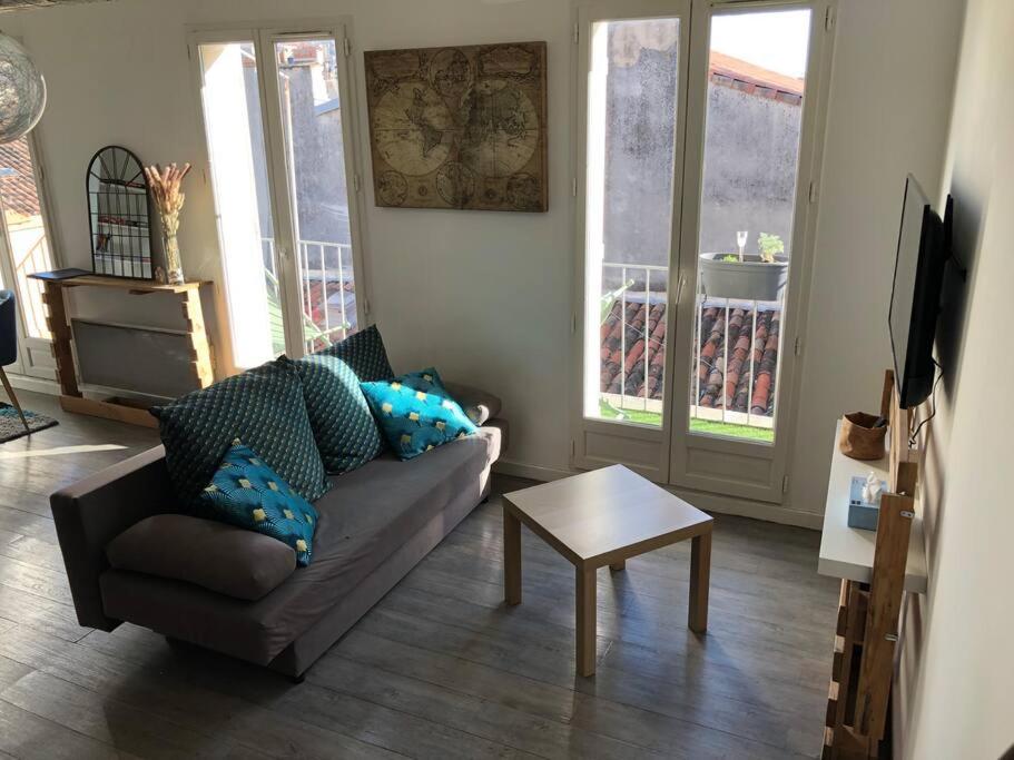 a living room with a couch and a table at Duplex Toulon centre in Toulon