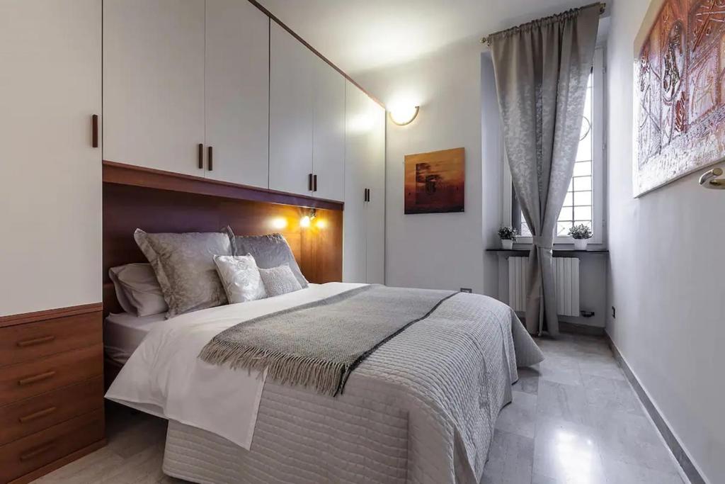 ミラノにあるMilanRentals - Baires Apartmentのベッドルーム1室(大型ベッド1台、白いキャビネット付)