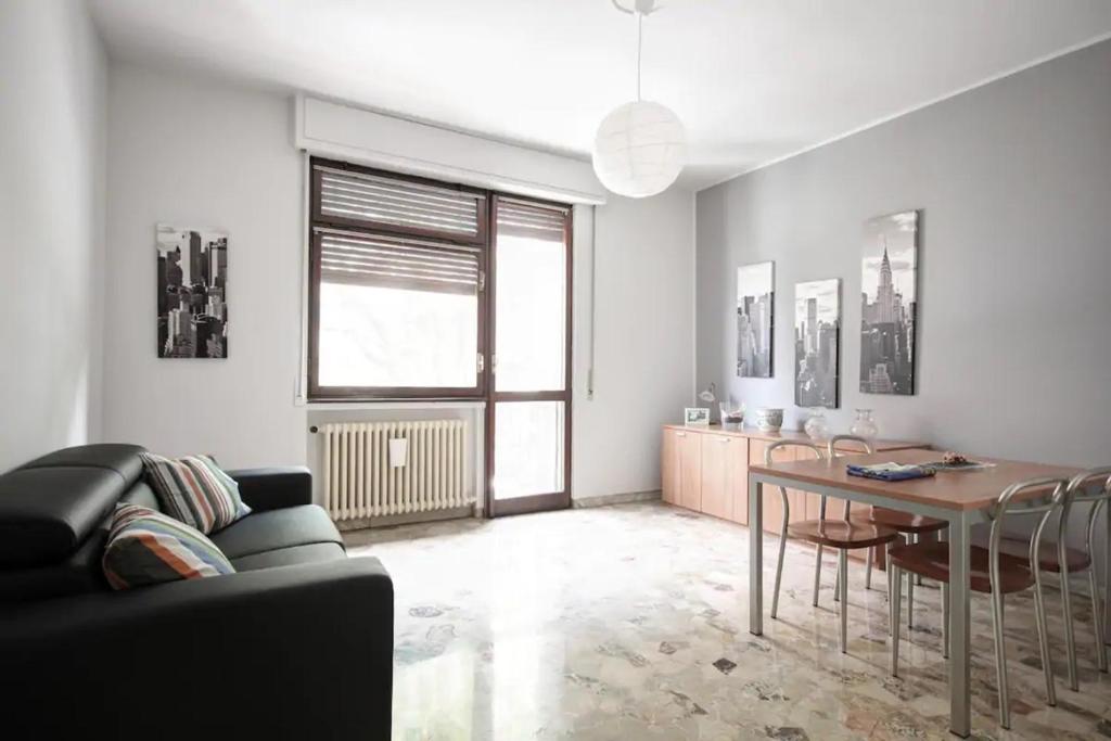 un soggiorno con divano e tavolo di MilanRentals - Lotto Apartment a Milano