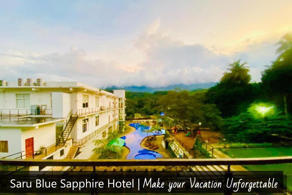 uma vista para um hotel com um rio em Saru Blue Sapphire Hotel em Godakewela