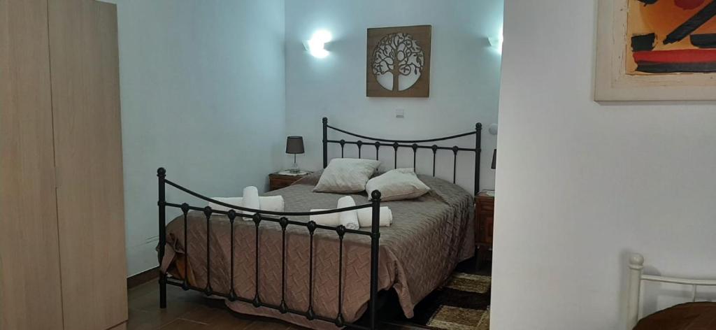 1 dormitorio con 1 cama en una habitación en Casa das Matriarcas - Casa da Avó Elisinha, en Belmonte