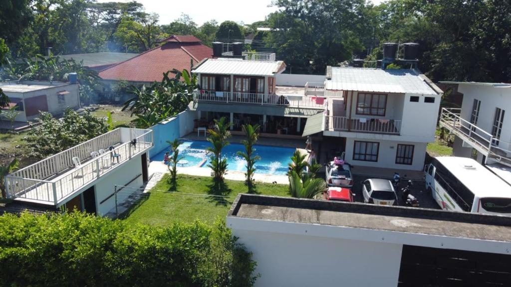 una vista aérea de una casa con piscina en Finca Palma Roja en Villavicencio
