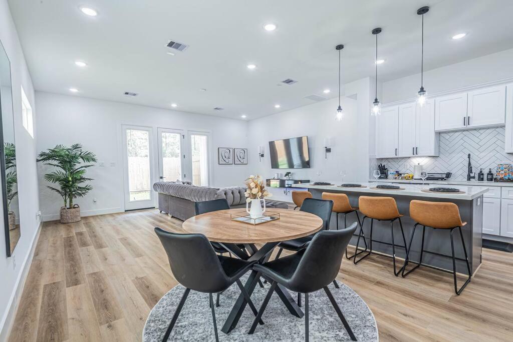 eine Küche und ein Wohnzimmer mit einem Tisch und Stühlen in der Unterkunft Luxury Home Near DTW/ Med Ctr in Houston
