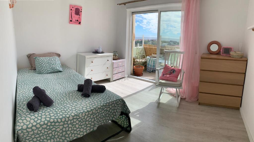 um quarto com uma cama, uma cómoda e uma janela em Sun & Sea rooftop em Costa da Caparica