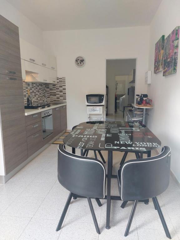 een keuken met een tafel en stoelen in een kamer bij La Sebastiana in Porto Torres