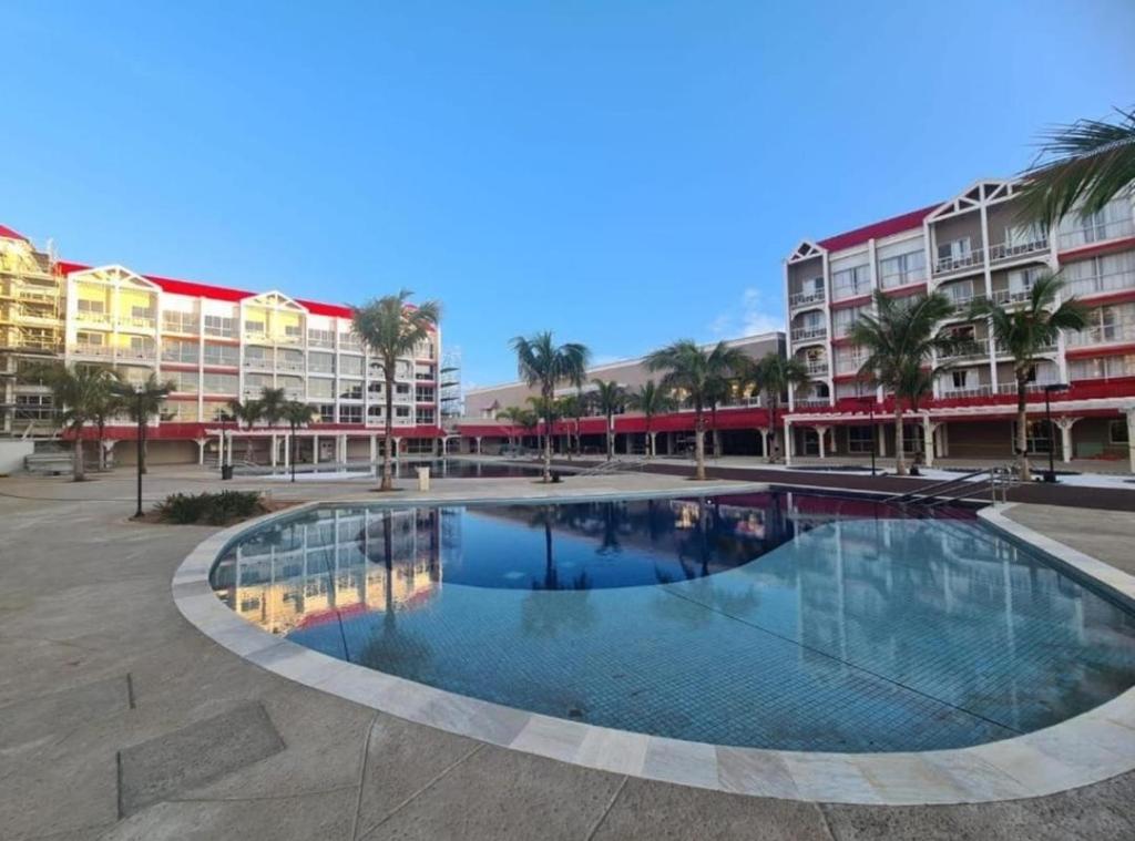 een groot zwembad voor een gebouw bij APTO Thermas Water Park Resort in São Pedro