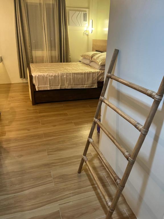 Una escalera de pie en una habitación con cama en Aesthetic Functional Minimalist Space Sunvida Tower SV1716, en Cebú
