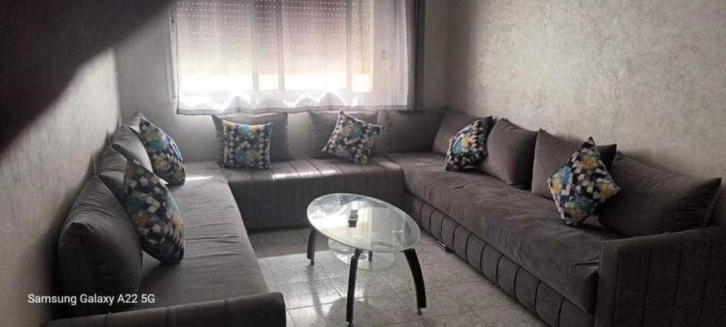 sala de estar con sofá y mesa en Rabie en Fez