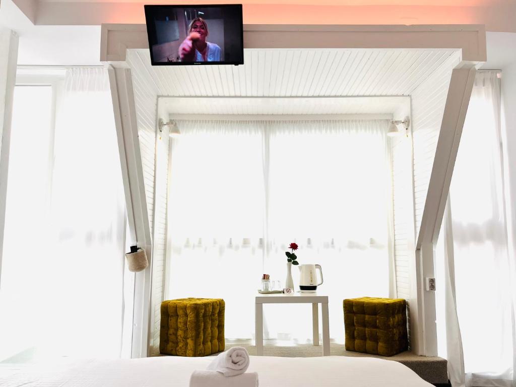 TV a/nebo společenská místnost v ubytování Cozy Hideout - Condo Hotel