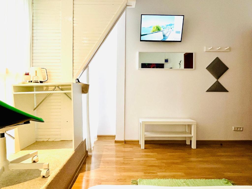 TV a/nebo společenská místnost v ubytování Cozy Hideout - Condo Hotel