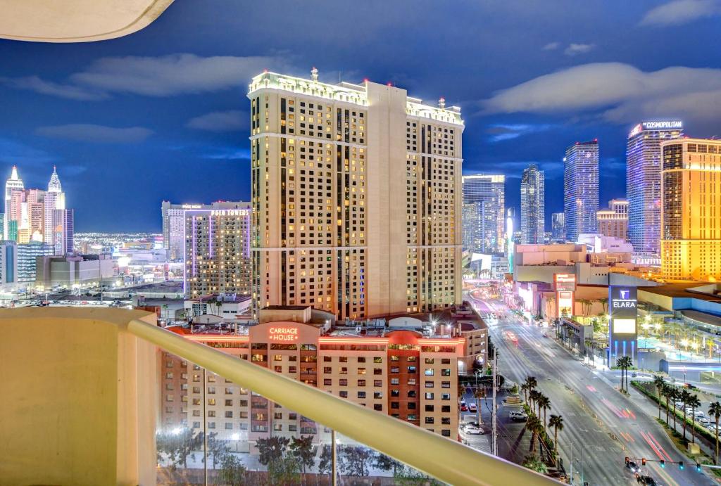 Lucky Gem Luxury Suite MGM Signature, Balcony Strip View 1607 في لاس فيغاس: اطلاله على مدينه بالليل بالمباني